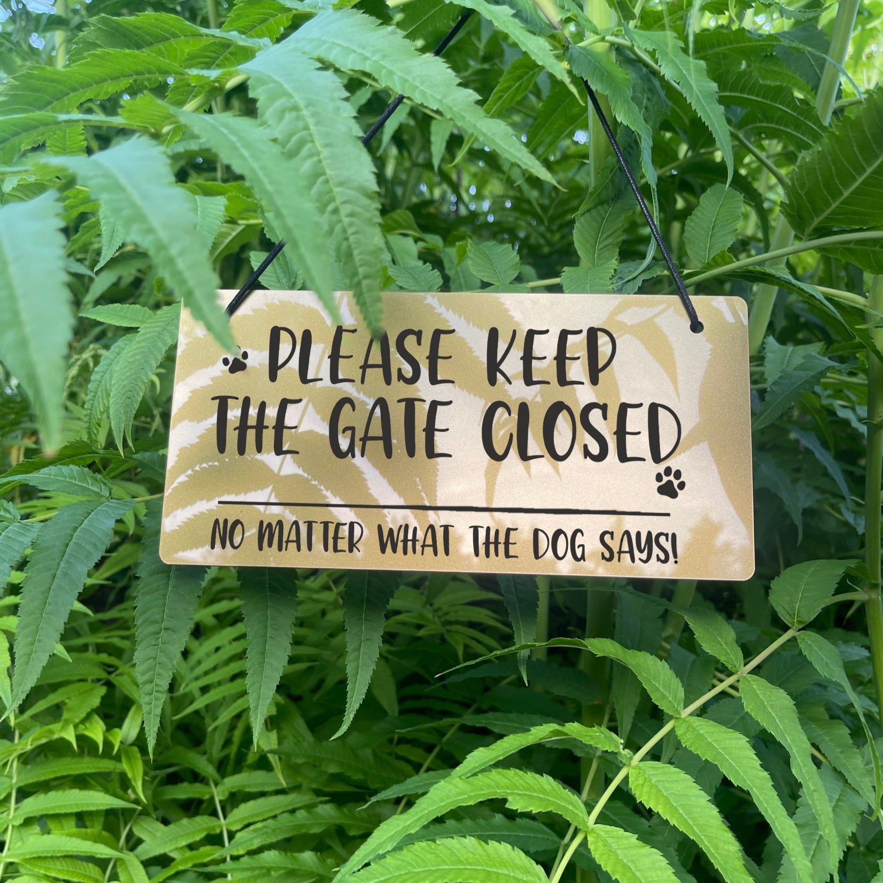  "Durable 3mm Thick Acrylic 'Please Keep the Gate Closed' Sign" Description: A sturdy sign made from 3mm thick acrylic material, laser-engraved with the message "Please Keep the Gate Closed, No Matter What the Dog Says." The sign is built to withstand wear and tear.