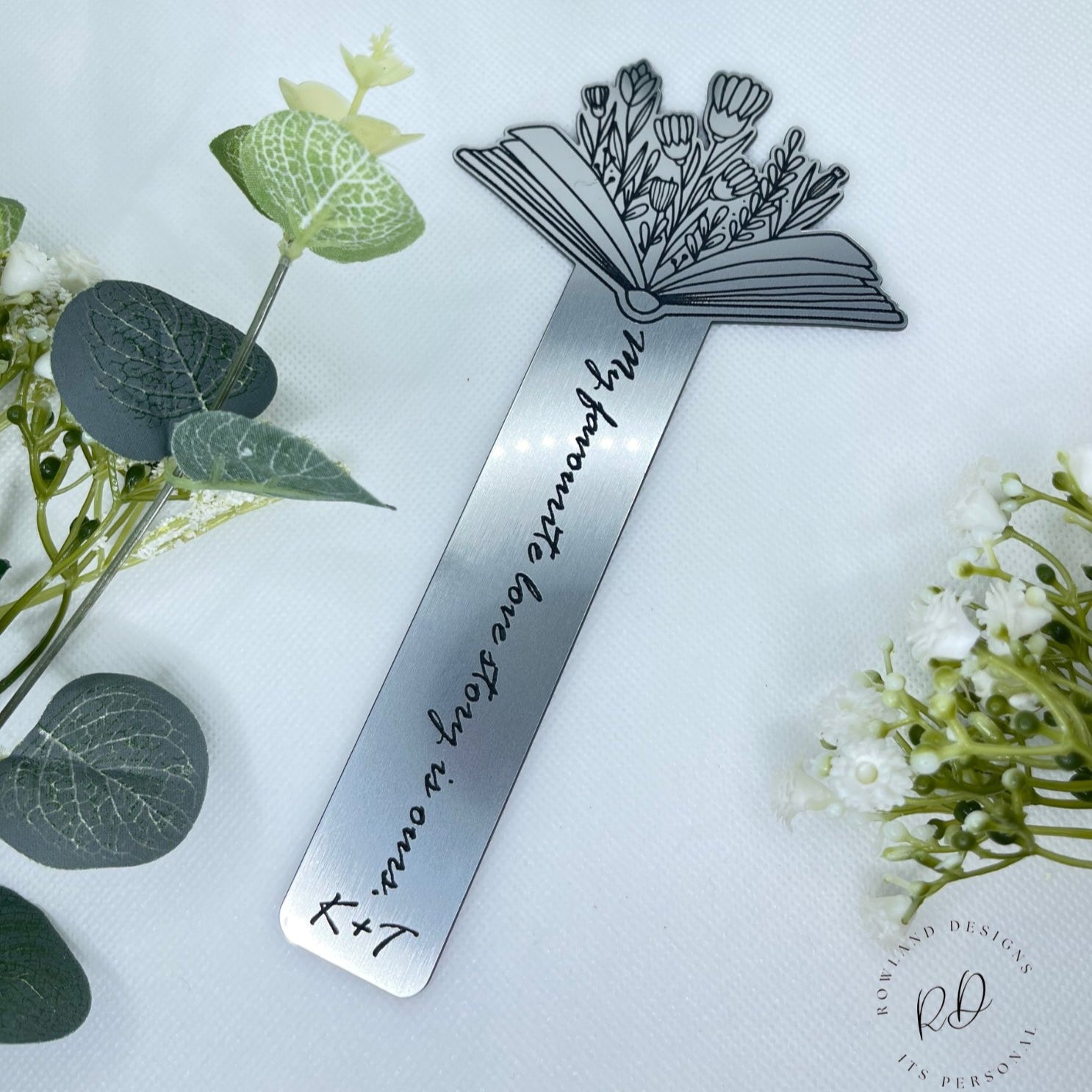 Discover the perfect gift for yourself or fellow book enthusiasts - bookmarks that combine practicality with elegance. Customize these bookmarks with your initials for that extra personal touch, as illustrated in the images. An ideal blend of functionality and distinctive style, making for a thoughtful present.