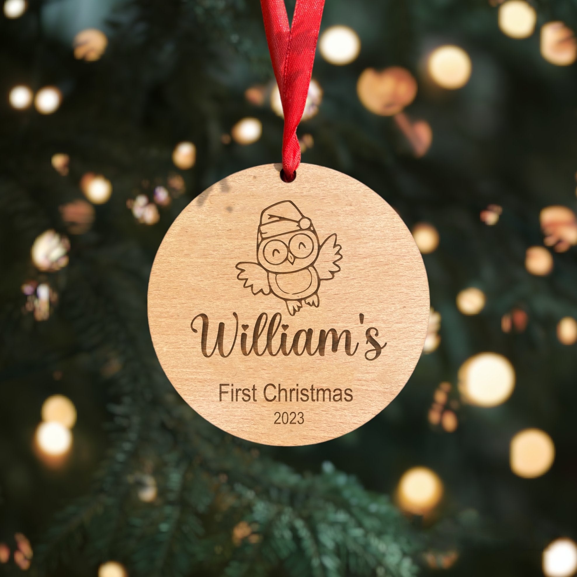 Adorable Owl Design Personalized Baby's First Christmas Bauble - Crafted from Real Beech Veneer Wood, Customized with Your Baby's Name and This Year's Date. The Perfect Keepsake for Your Little One's First Holiday Season.