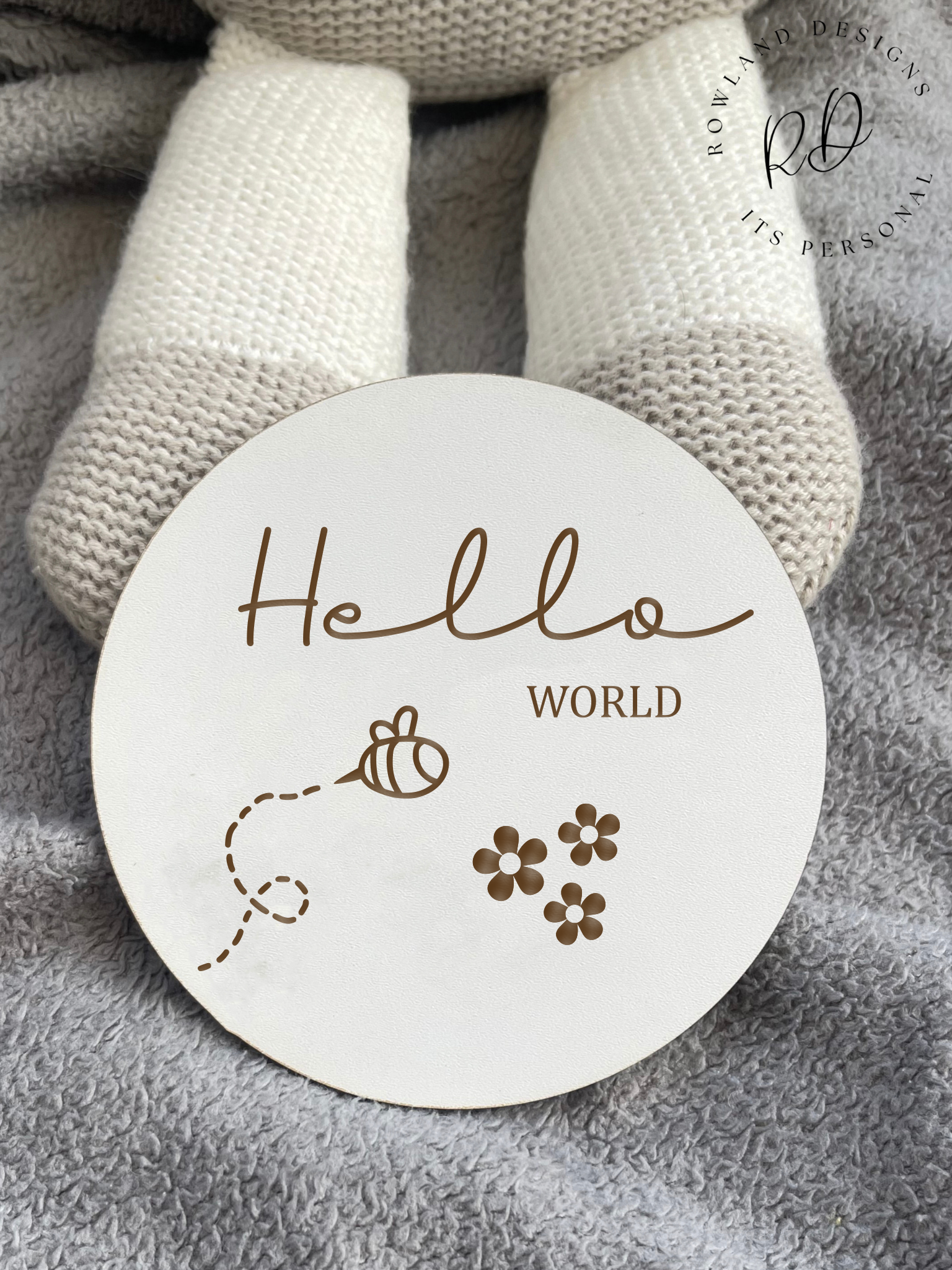 Baby Announcement Plaque with Bee Design: Durable and elegant "Hello World" wooden disc with a delightful bee and flower motif, ideal for baby photo shoots.