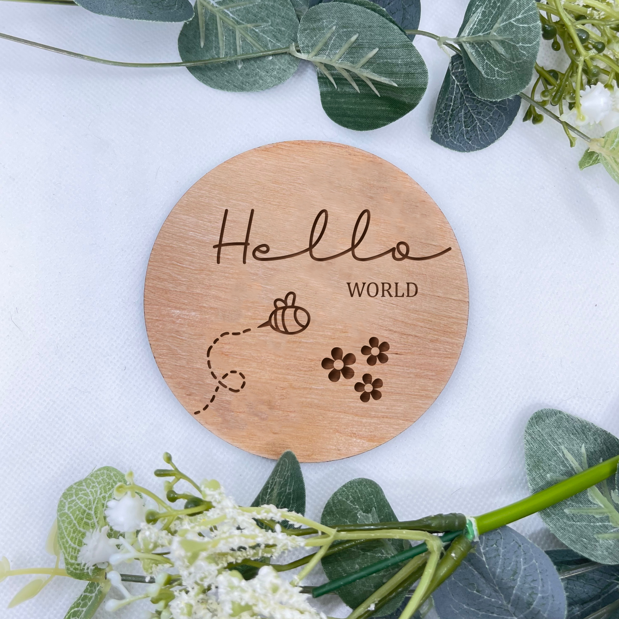 Hello World Wooden Disc Baby Announcement - Bee Design: A beautifully crafted wooden disc featuring a charming bee and flower design, perfect for announcing your baby's arrival.