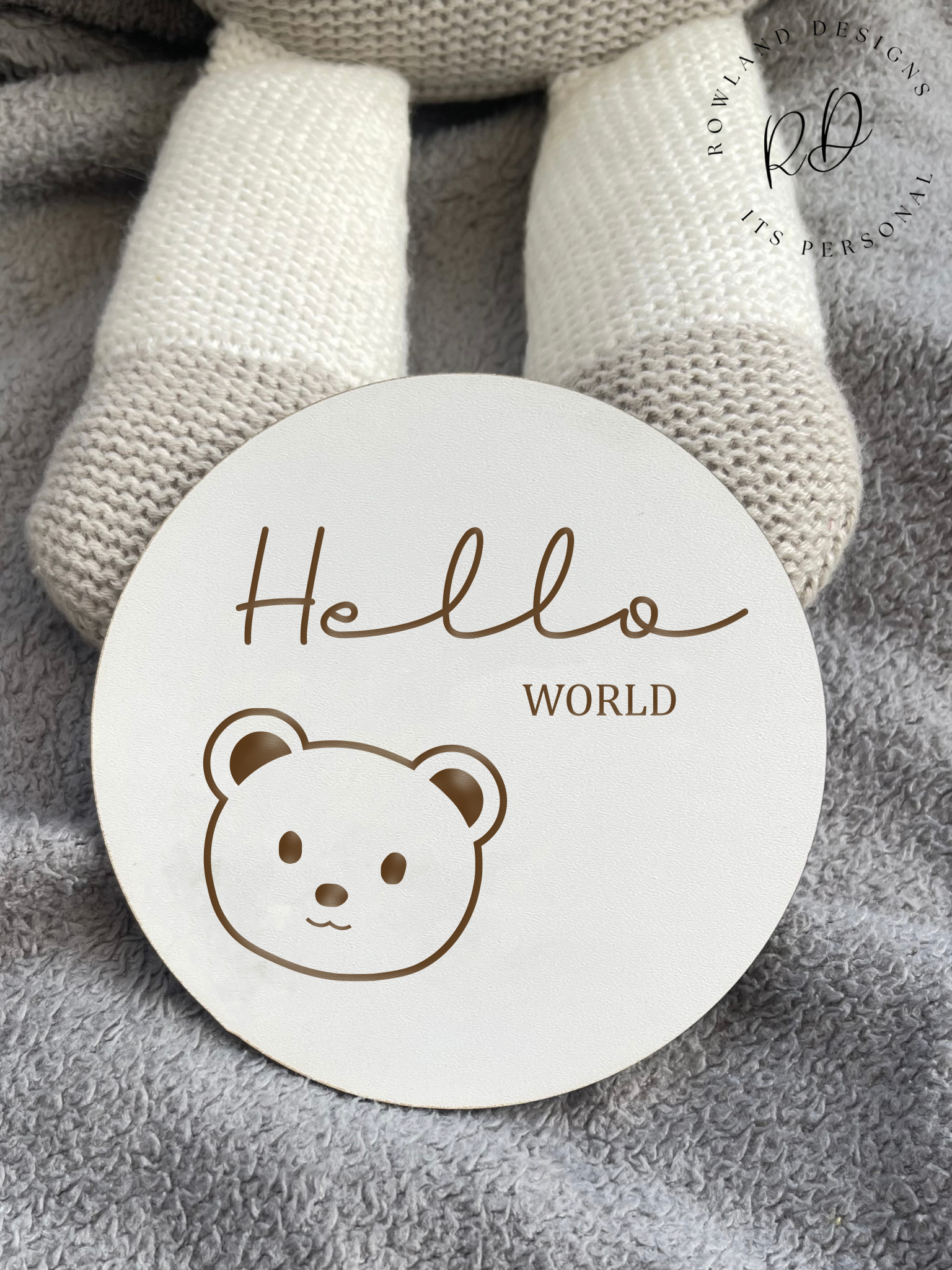 Bear Design Baby Announcement Plaque: Durable "Hello World" wooden disc with a cute bear motif, enhancing baby photography.