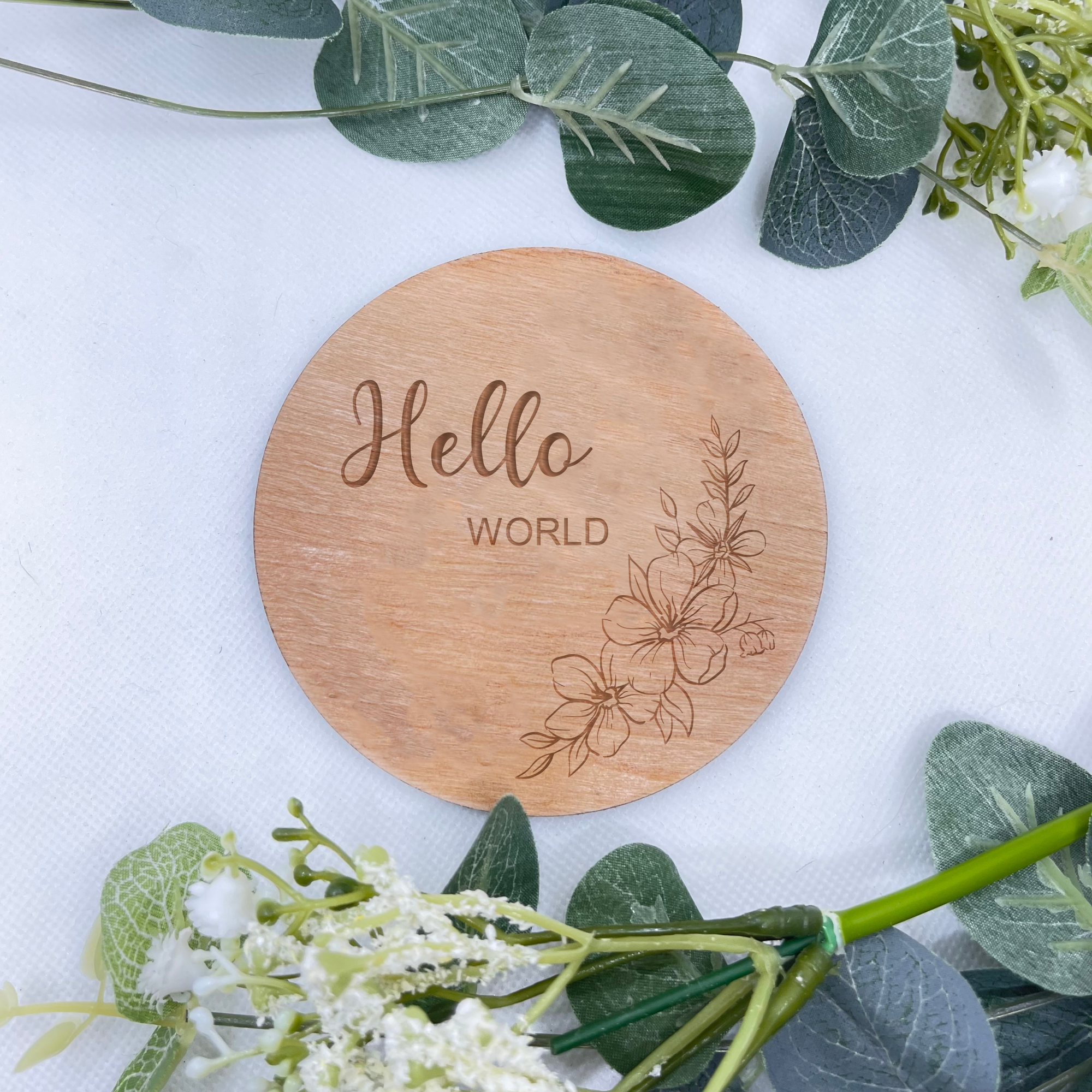 Charming 'Hello World' plaque with a flower design, made from durable beech veneer or white MDF, perfect for enhancing special photos.