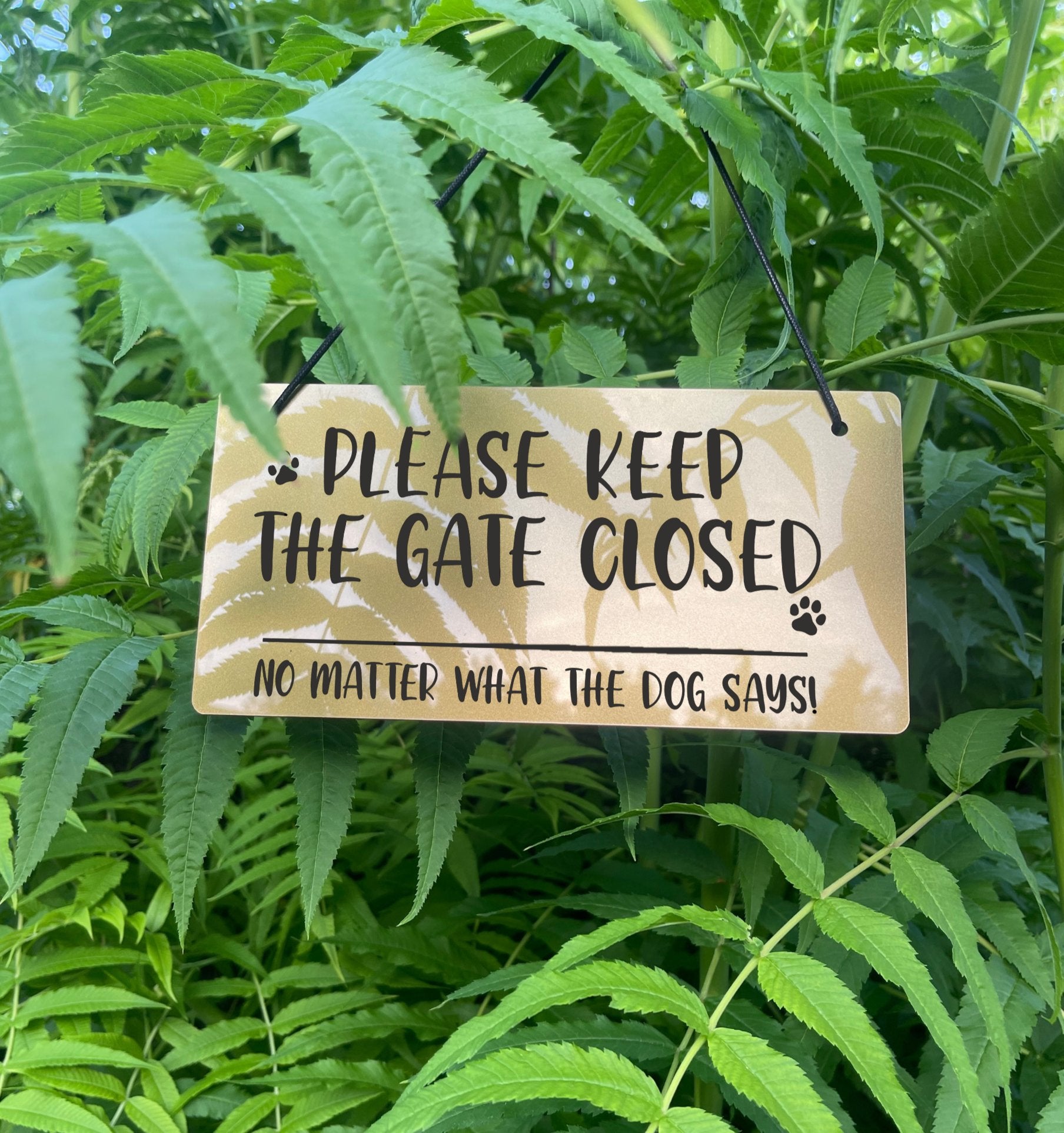 "Durable 3mm Thick Acrylic 'Please Keep the Gate Closed' Sign" Description: A sturdy sign made from 3mm thick acrylic material, laser-engraved with the message "Please Keep the Gate Closed, No Matter What the Dog Says." The sign is built to withstand wear and tear.