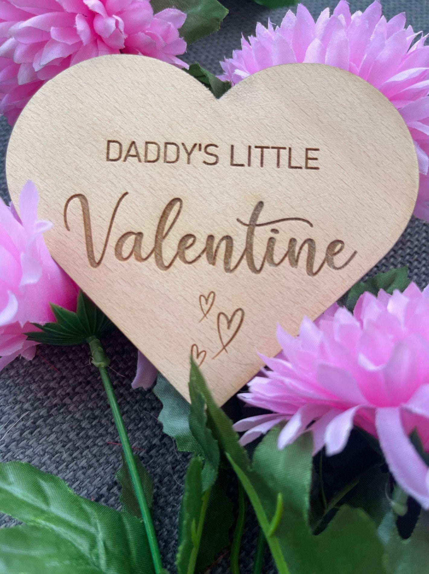 Capture the sweetness of Baby's First Valentine's with our heart-shaped announcement plaque. A perfect gift for new parents, featuring Mummy's, Daddy's & more Little Valentine. Crafted from Beech veneer, Size: 115mm x 100mm, Thickness: 4mm.