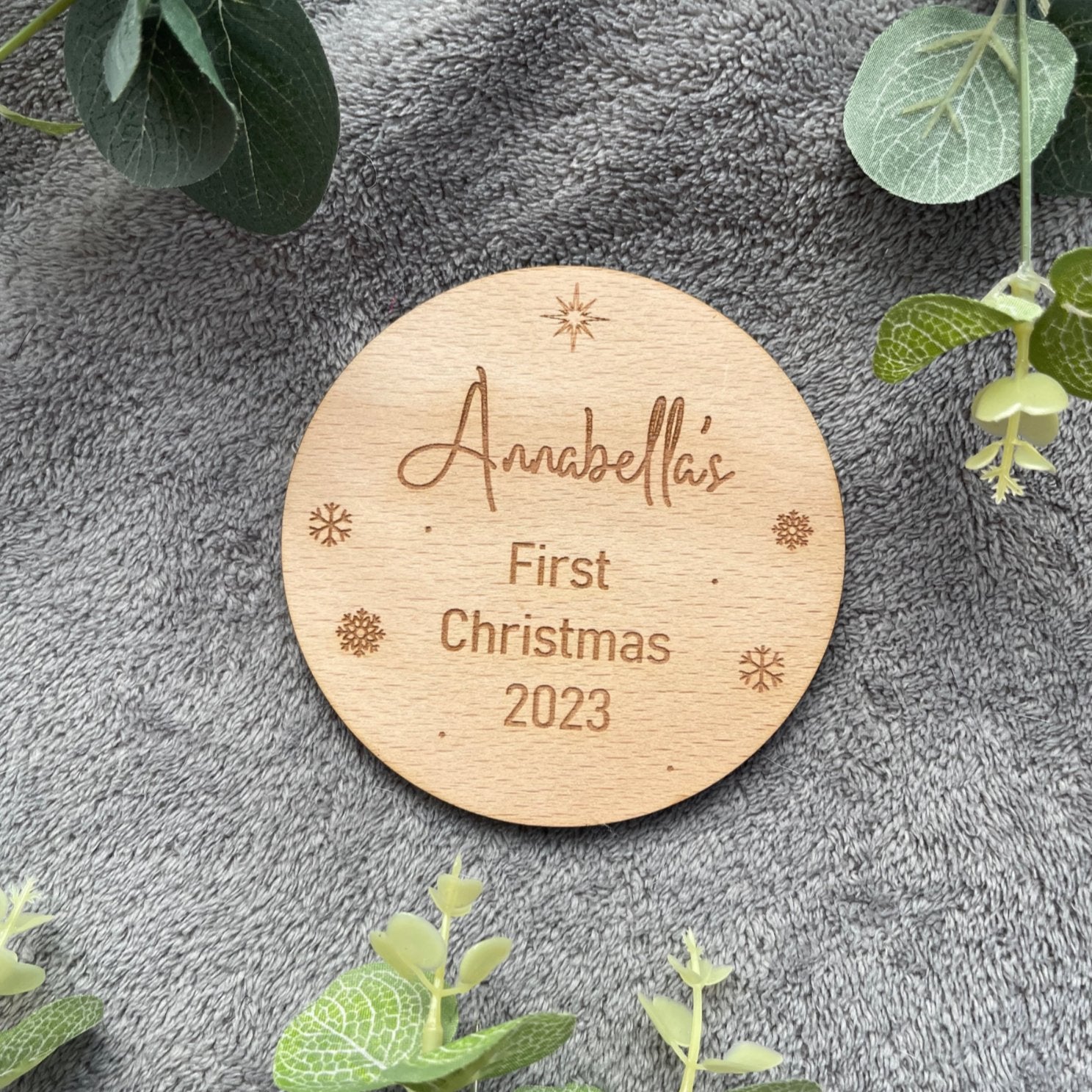 Personalized baby's first Christmas wooden plaque made from real beech veneer, featuring custom name. Ideal for holiday decor and capturing precious moments. Available in 10X10cm or 15X15cm sizes