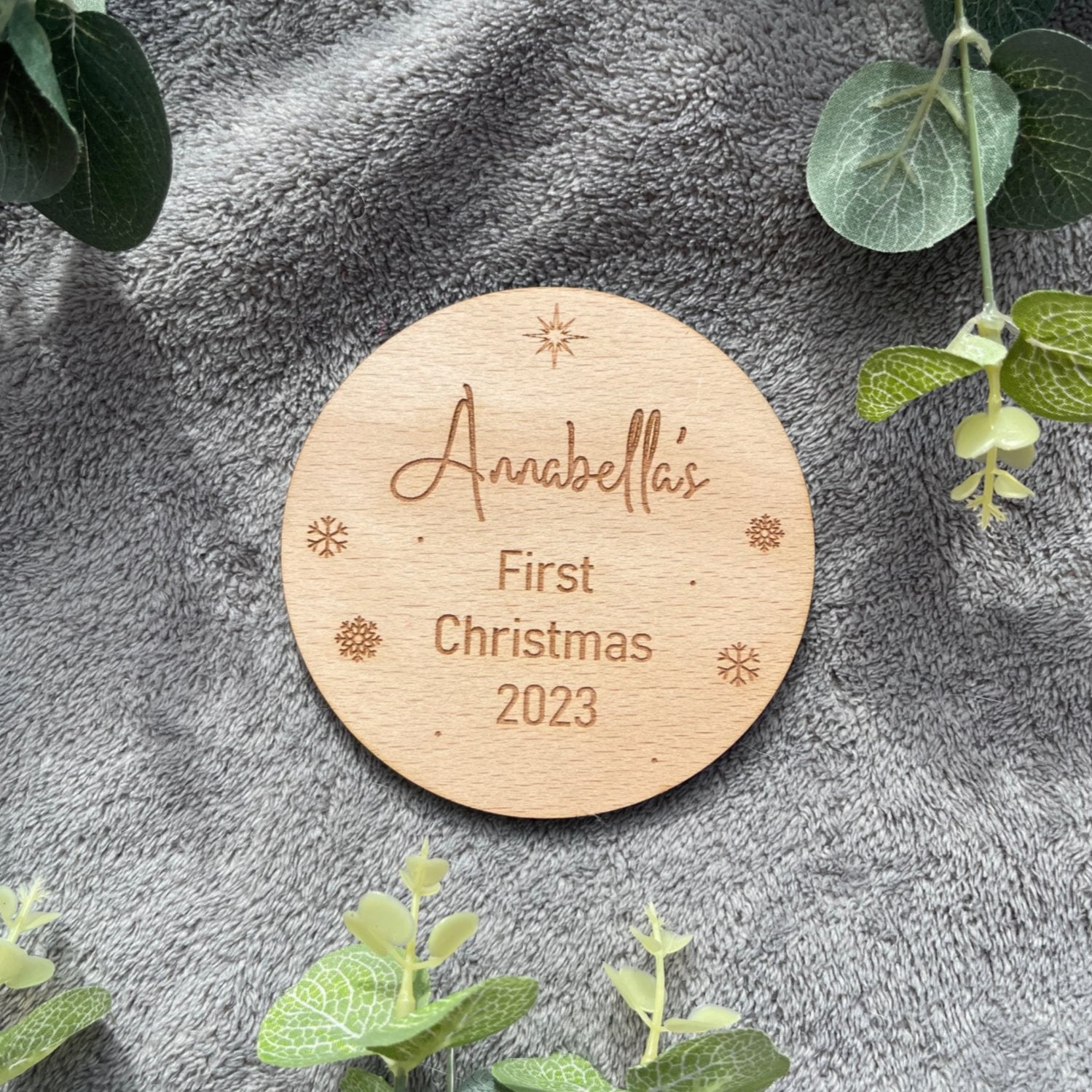 Charming wooden plaque for baby's first Christmas, crafted from durable 4 mm thick real beech veneer. Personalize with your baby's name for a unique touch. Perfect backdrop for holiday photos.