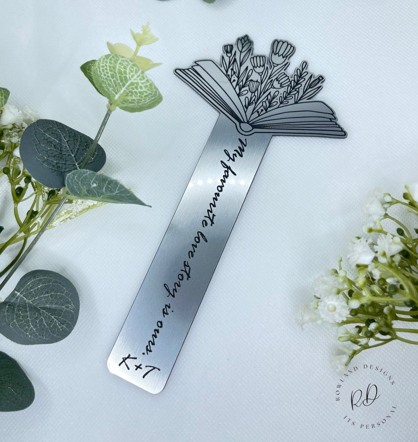 Discover the perfect gift for yourself or fellow book enthusiasts - bookmarks that combine practicality with elegance. Customize these bookmarks with your initials for that extra personal touch, as illustrated in the images. An ideal blend of functionality and distinctive style, making for a thoughtful present.